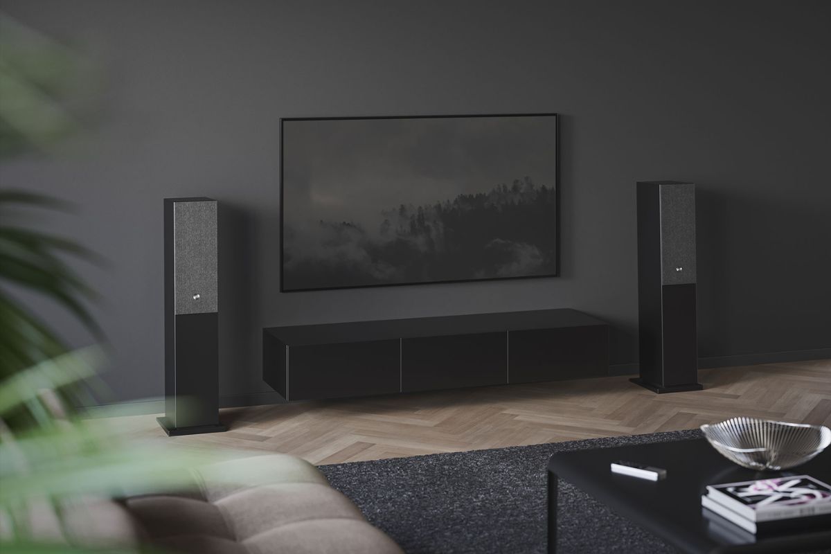 Audio Pro A48 kabellose Standlautsprecher in Schwarz im modernen Wohnzimmer mit TV