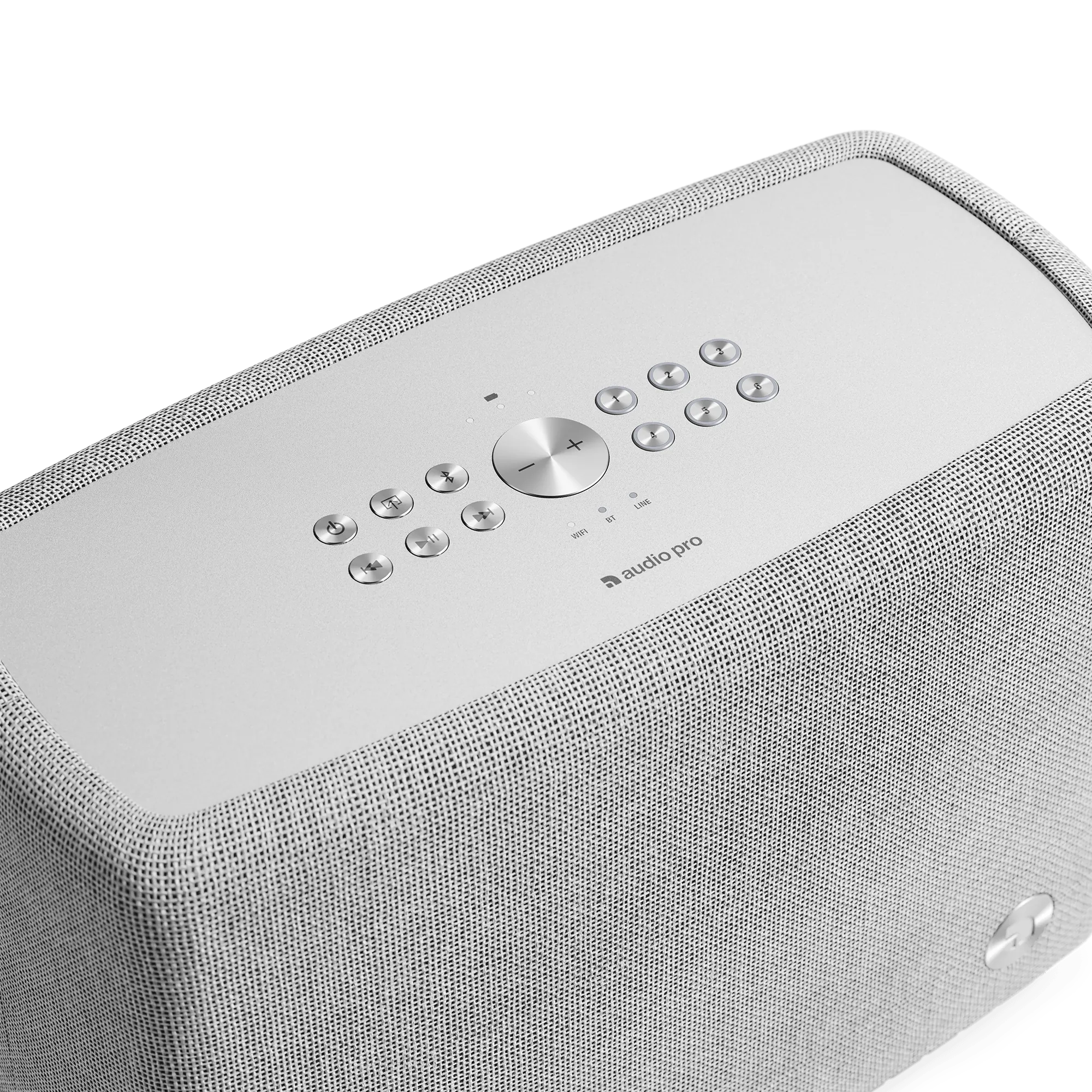 Audio Pro A15 in Hellgrau mit Bedienfeld und Stoffbezug in Detailansicht