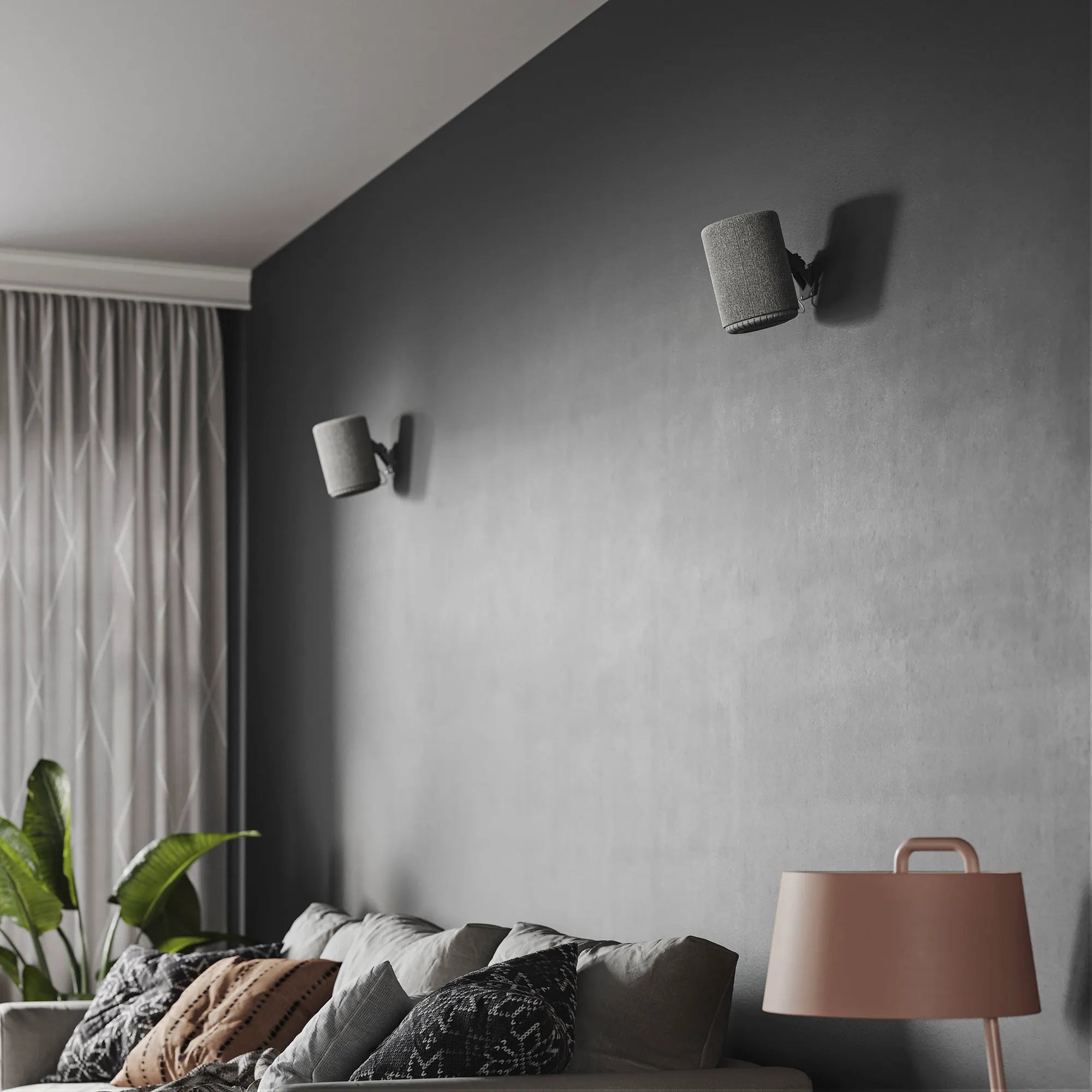 Audio Pro WB-201 Wandhalterung mit zwei Audio Pro Lautsprechern G10 an dunkler Wohnzimmerwand montiert