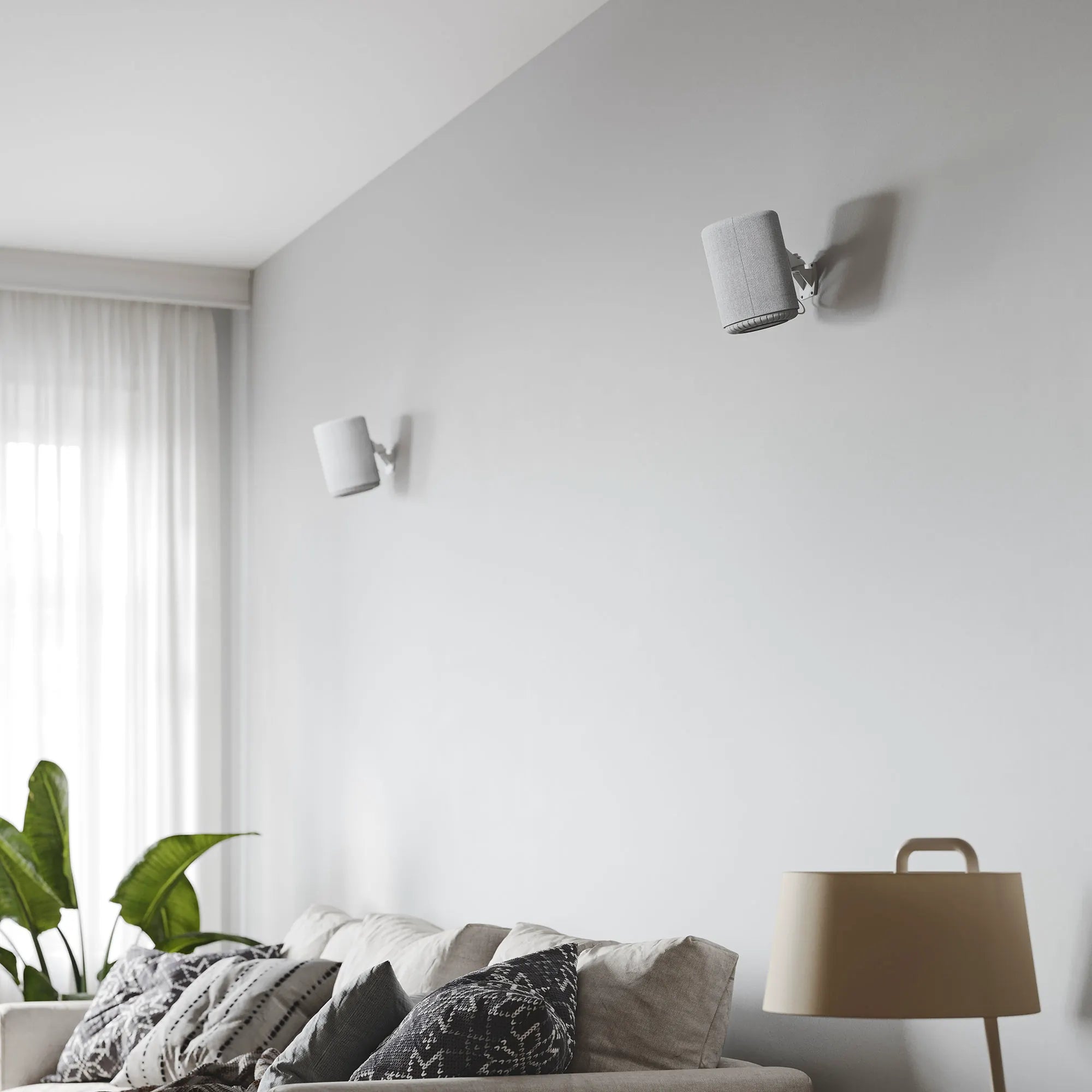 Audio Pro WB-201 Wandhalterung mit zwei Audio Pro Lautsprechern A10 an heller Wohnzimmerwand montiert.