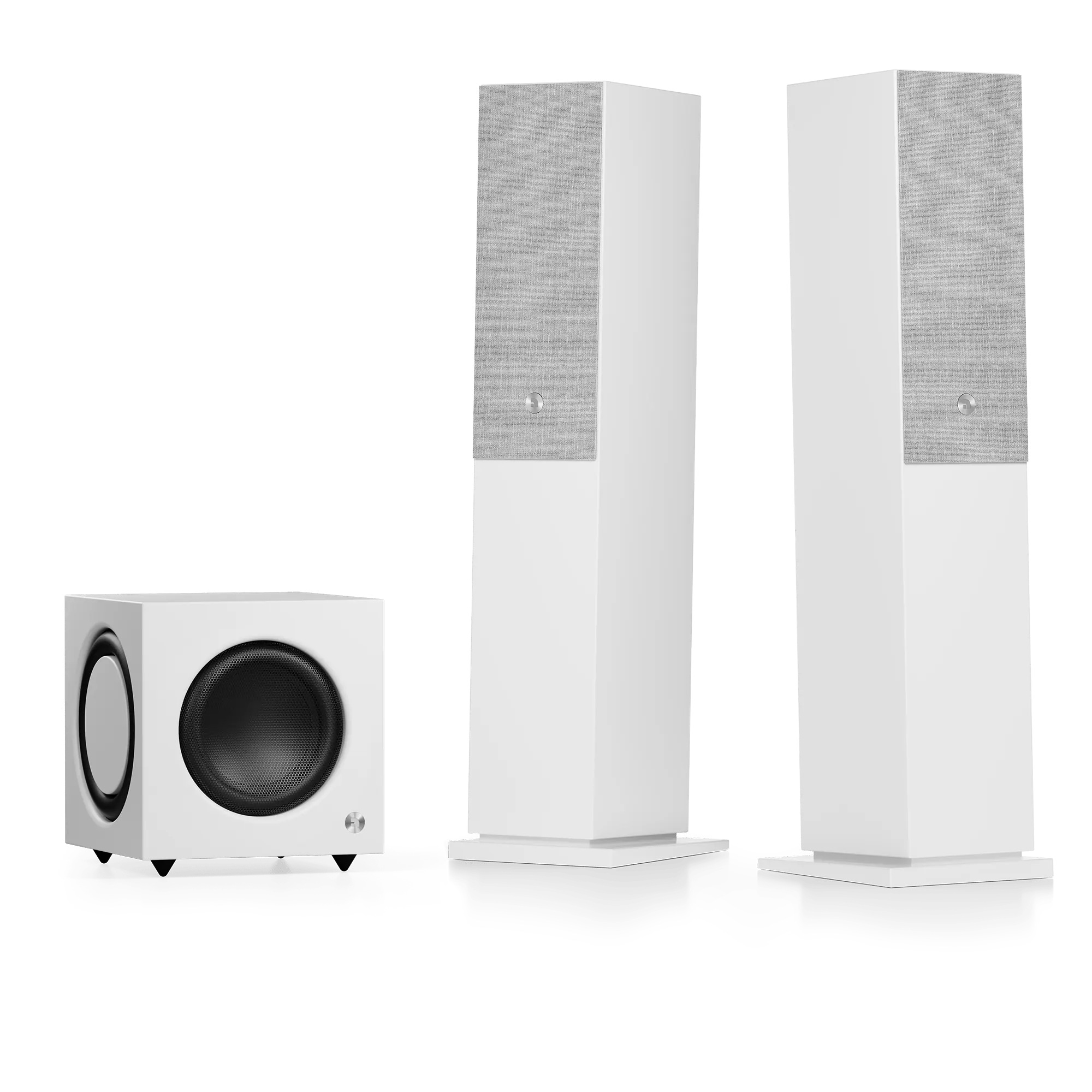 Zwei weiße Standlautsprecher mit heller Stofffront und weißer Subwoofer in Würfelform
