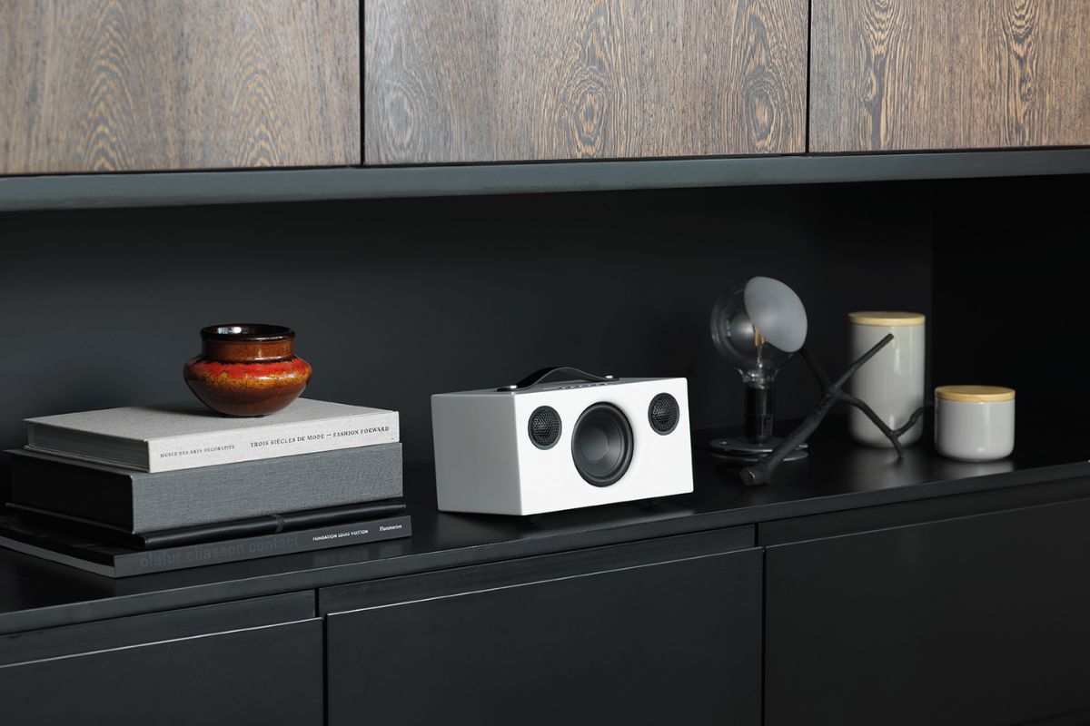 Audio Pro Addon C5 Lautsprecher in Weiß auf schwarzem Sideboard