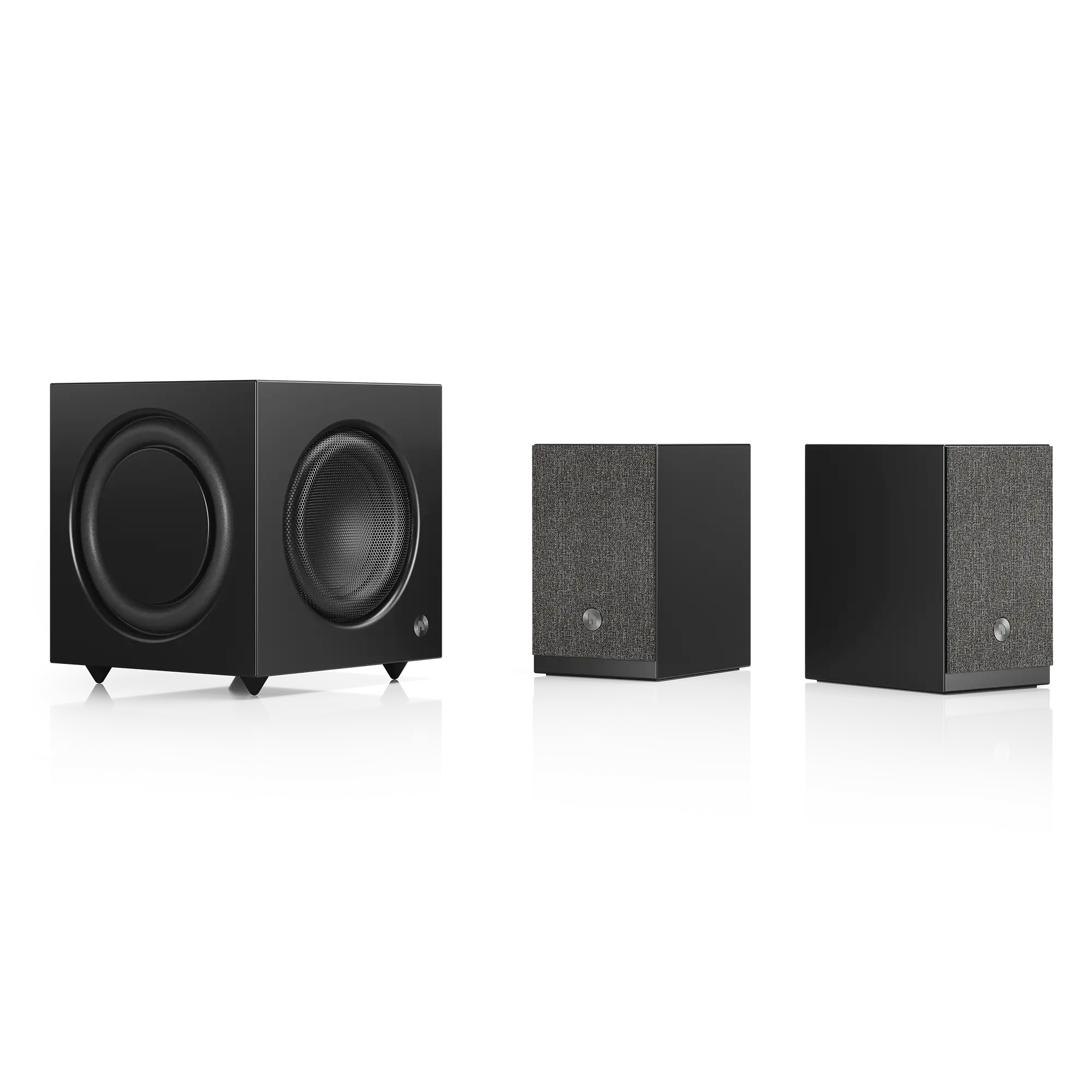 Schwarzer Subwoofer mit zwei kleinen schwarzen Lautsprechern mit dunkler Stofffront in Seitenansicht