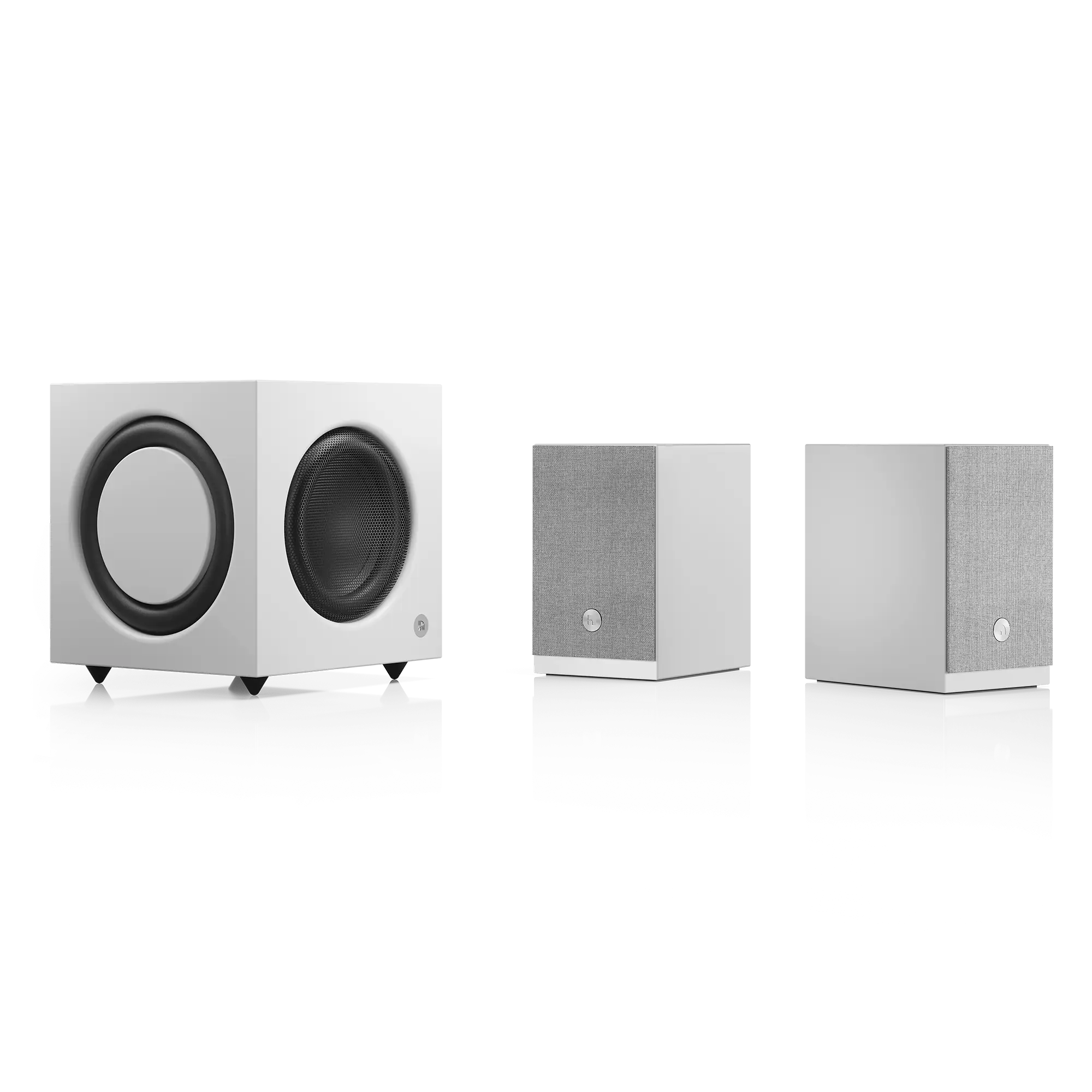 Weißer Subwoofer mit zwei kleinen weißen Lautsprechern mit grauer Stofffront in Seitenansicht