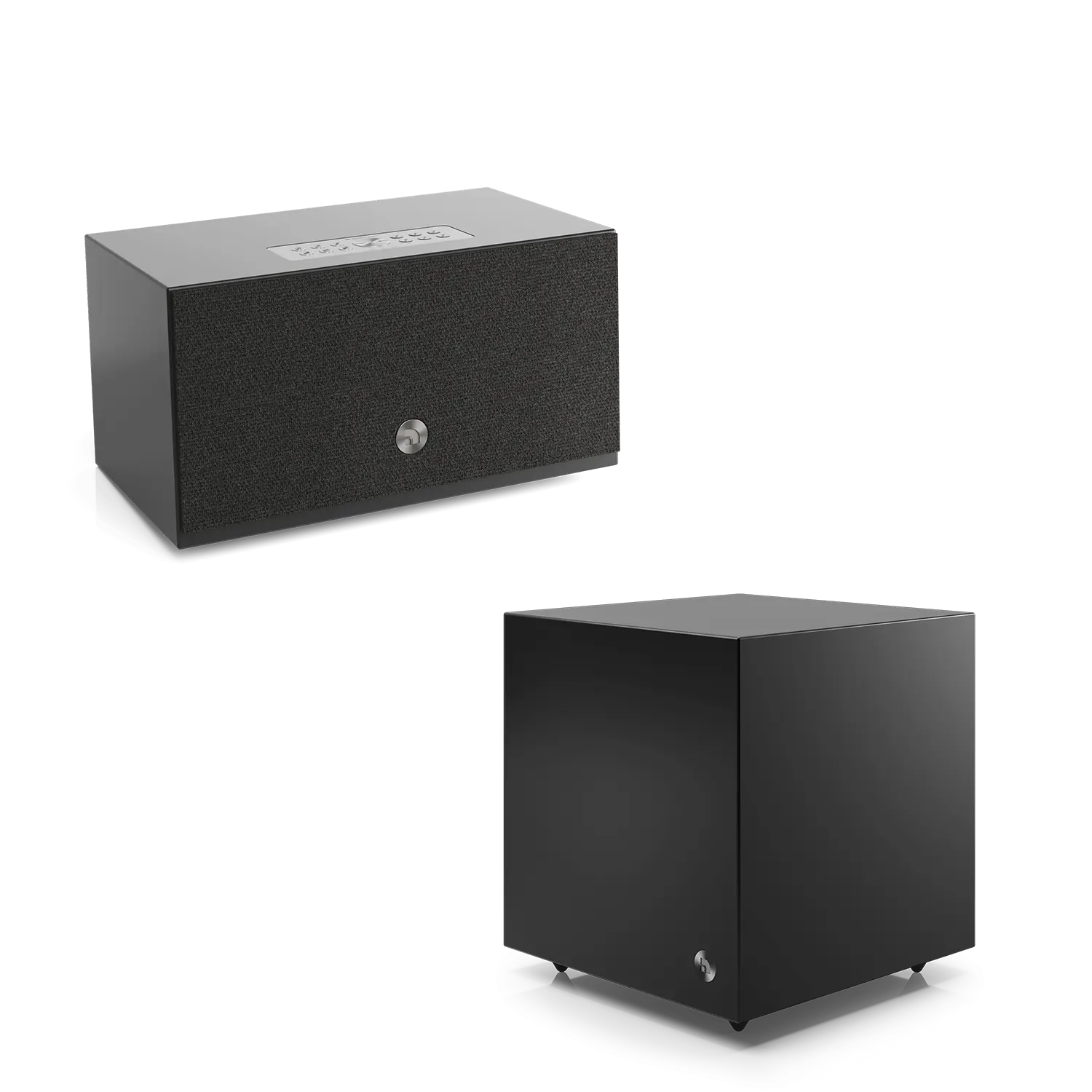 Schwarzer rechteckiger Lautsprecher mit dunkler Stofffront und passender schwarzer Subwoofer in Würfelform