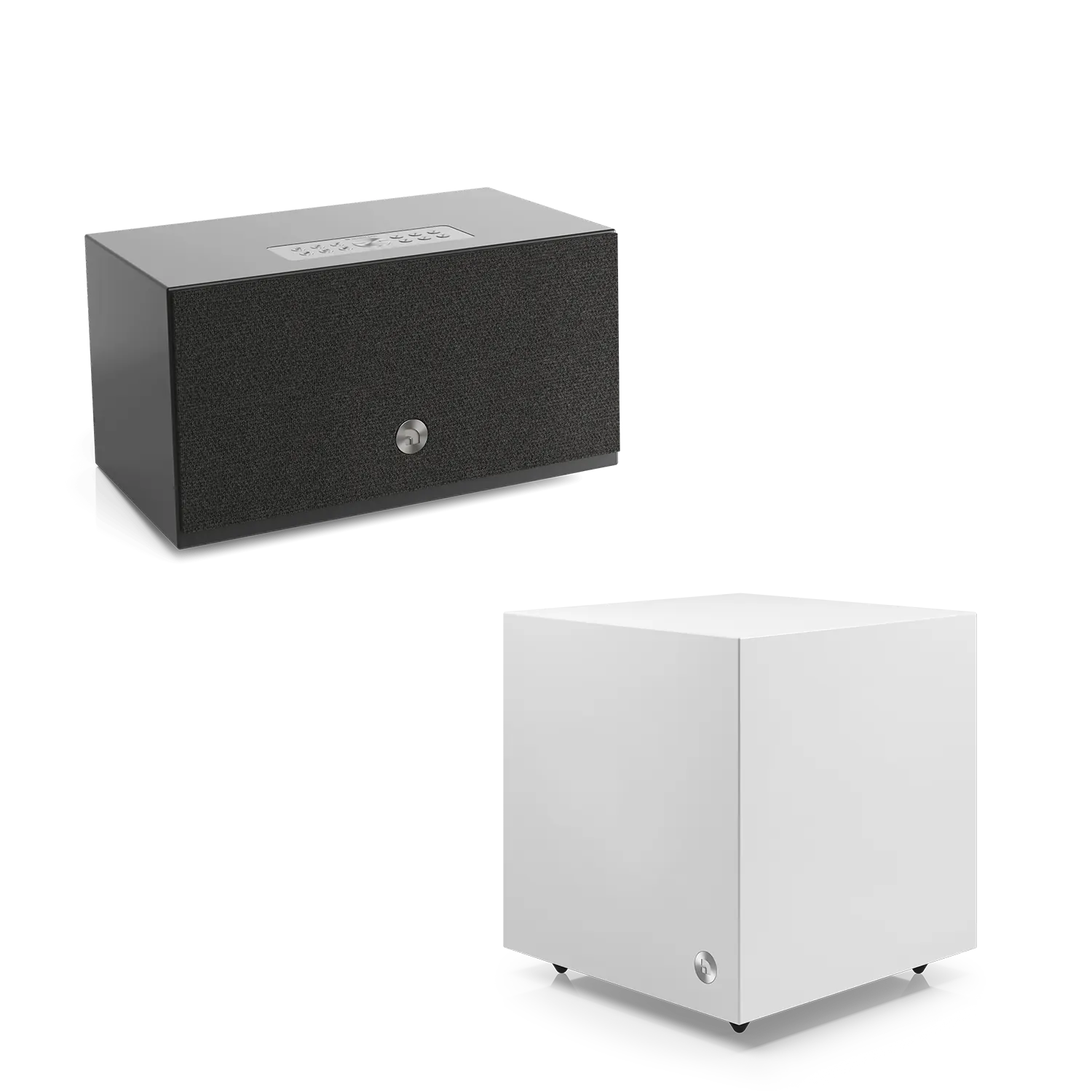Schwarzer rechteckiger Lautsprecher mit dunkler Stofffront und weißer Subwoofer in Würfelform
