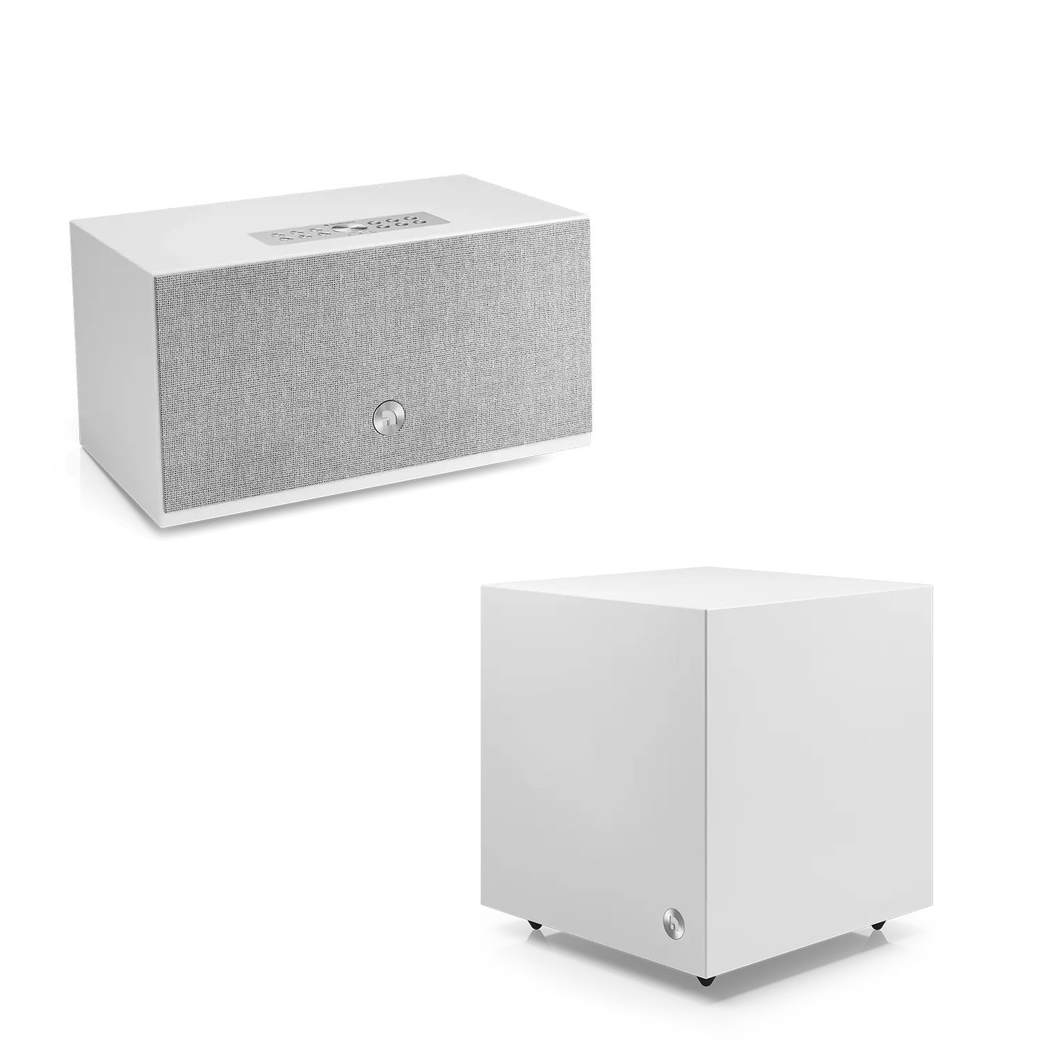 Weißer rechteckiger Lautsprecher mit grauer Stofffront und passender weißer Subwoofer in Würfelform