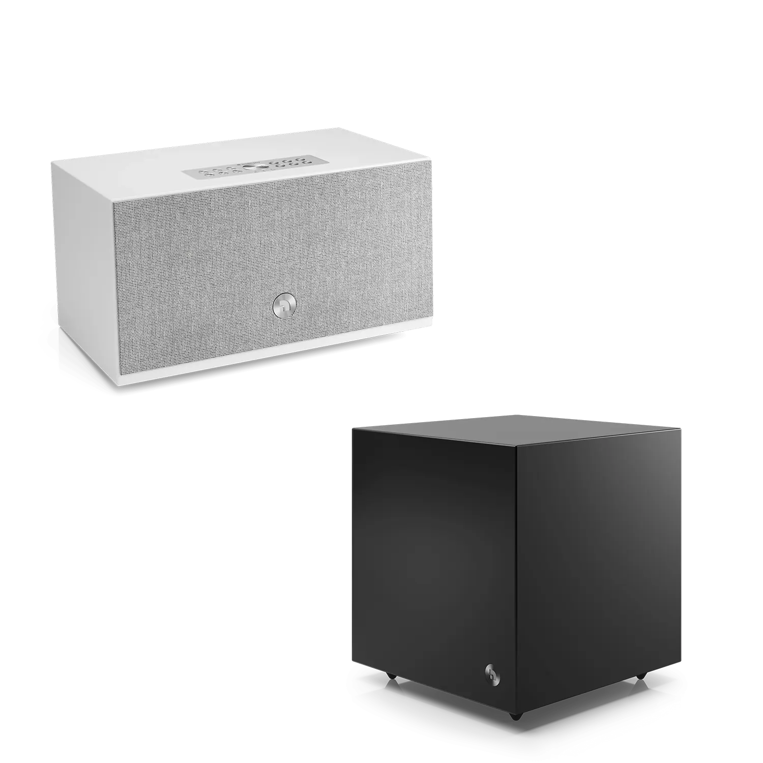 Weißer rechteckiger Lautsprecher mit grauer Stofffront und schwarzer Subwoofer in Würfelform