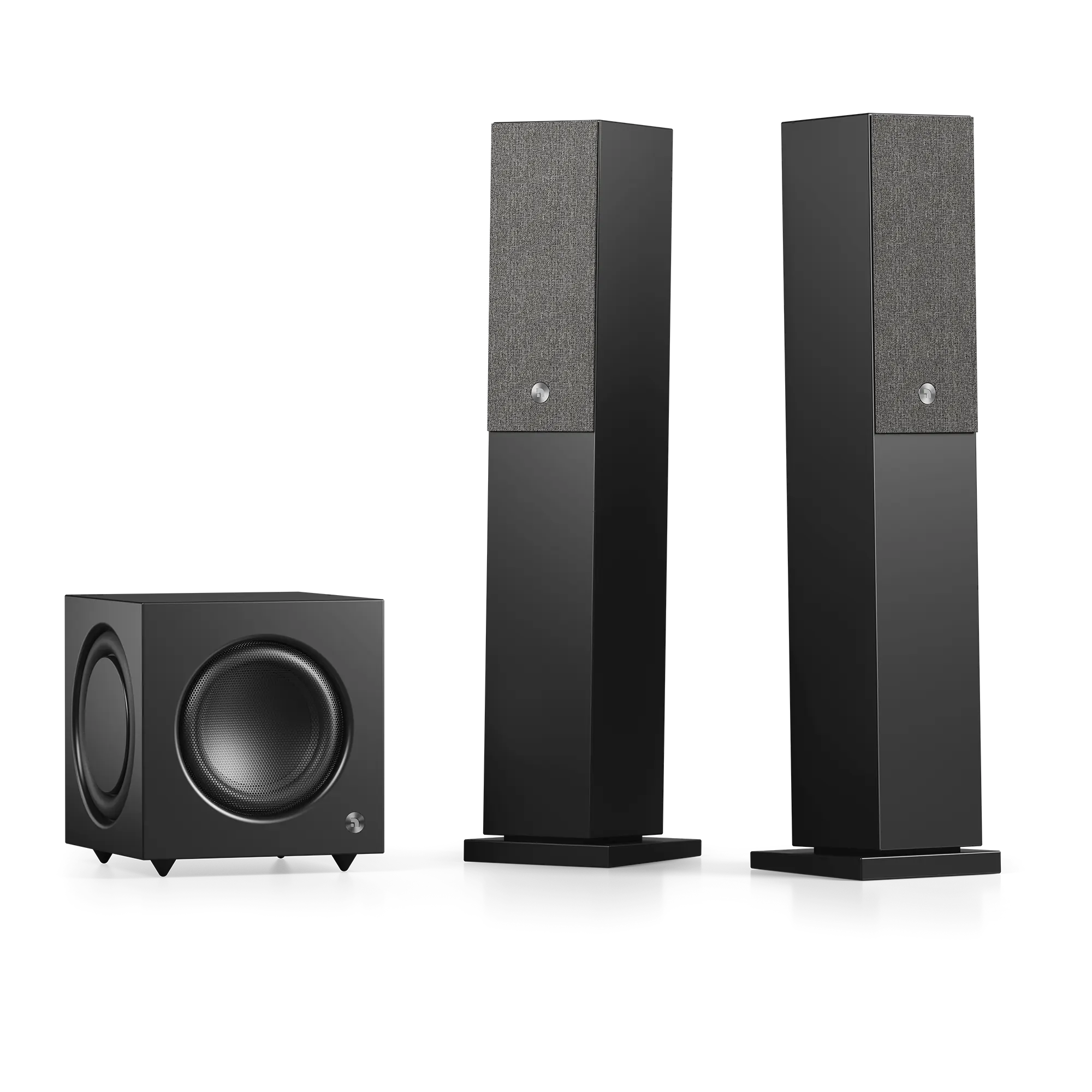Zwei schwarze schlanke Standlautsprecher mit dunkler Stofffront und schwarzer Subwoofer in Würfelform