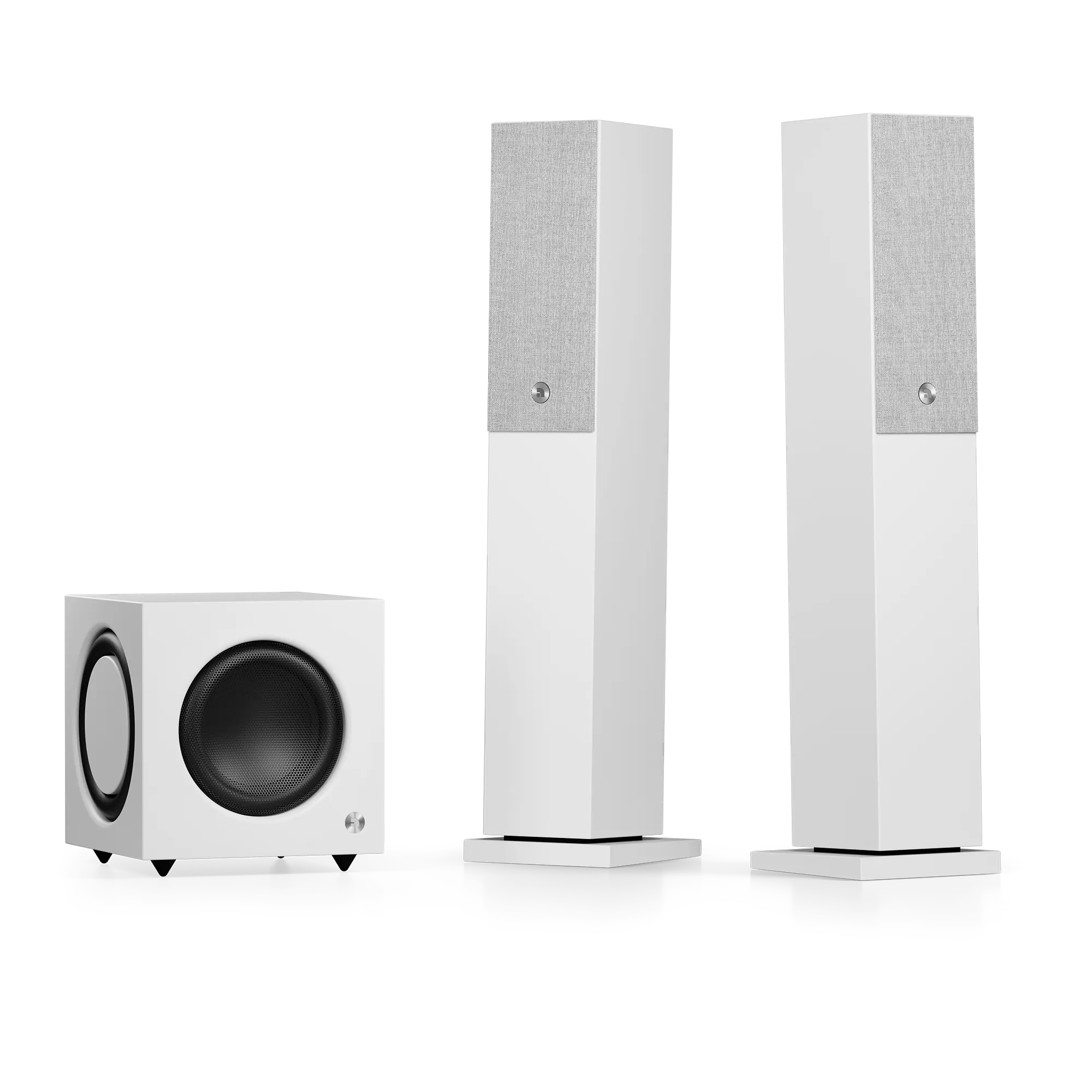 Zwei weiße schlanke Standlautsprecher mit heller Stofffront und weißer Subwoofer in Würfelform