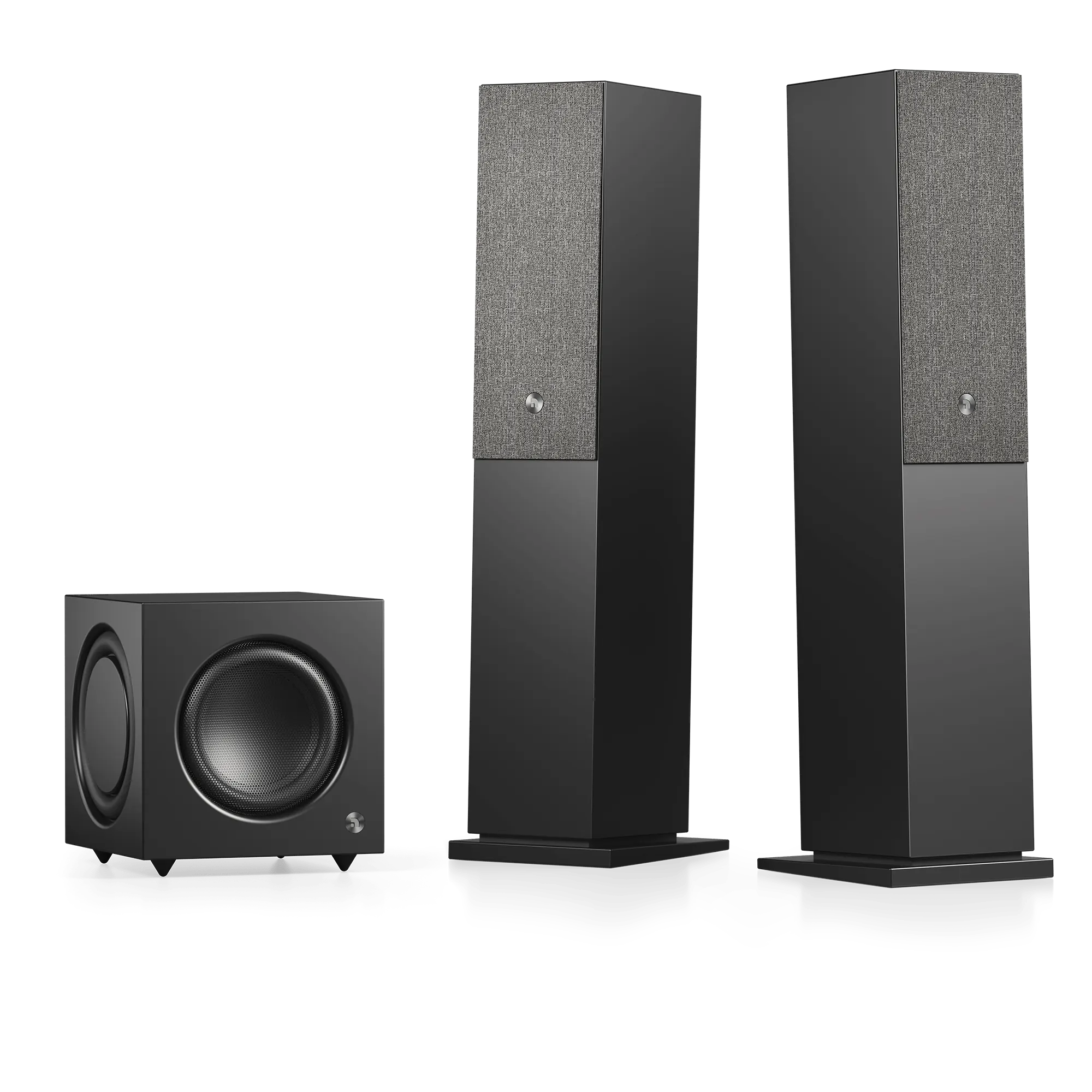 Zwei schwarze Standlautsprecher mit dunkler Stofffront und schwarzer Subwoofer in Würfelform